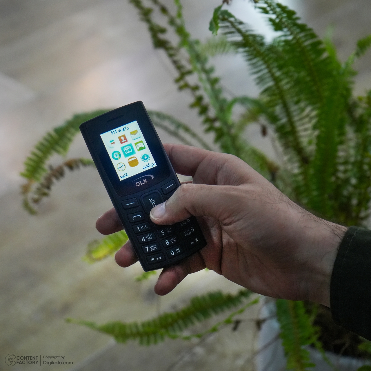 گوشی موبایل جی ال ایکس مدل C66 دو سیم کارت ظرفیت 16 مگابایت 